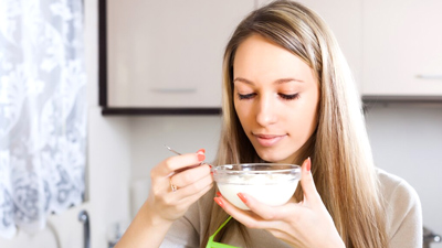 क्या पीरियड्स में दही खाना चाहिए ? एक्सपर्ट से जानें फायदे और नुकसान 